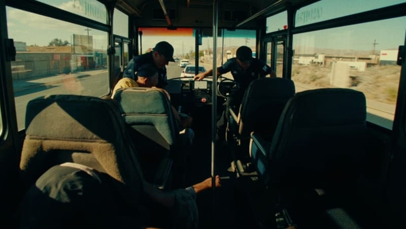 Paramédicos prestando asistencia dentro de un autobús de transporte público en una calle de Chihuahua