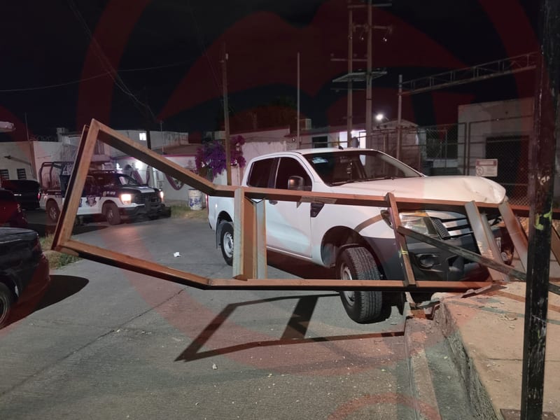 Adulto mayor pierde control de camioneta y derriba escalera en colonia Josefa Ortiz de Domínguez