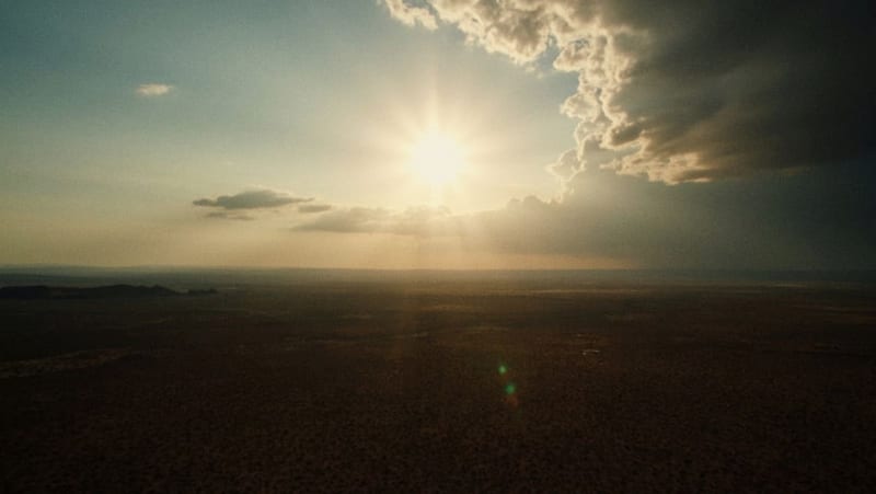 Paisaje desértico del estado con cielo parcialmente nublado y luz intensa del mediodía