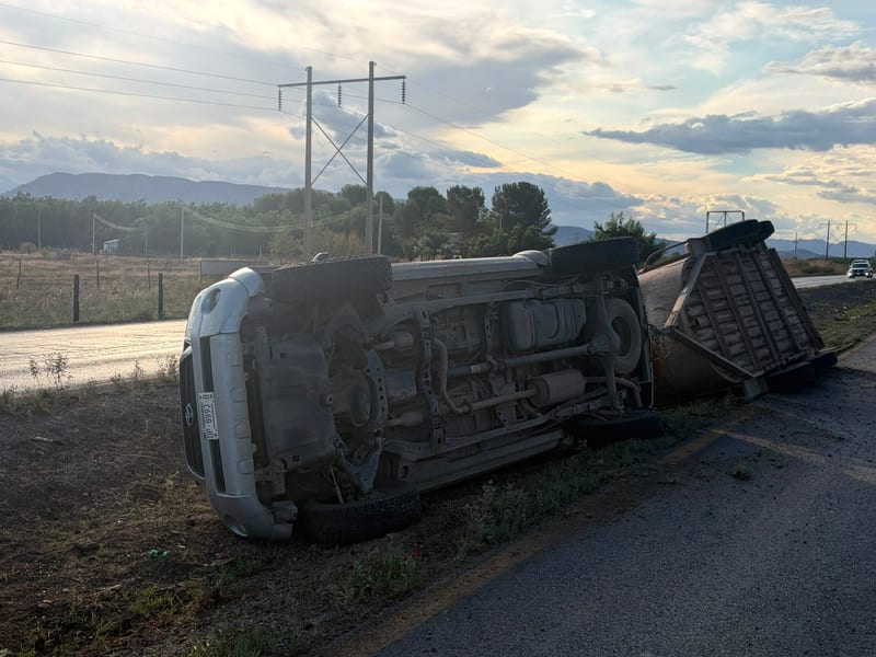 Aparatosa volcadura en la carretera Chihuahua-Juárez deja vehículo destruido