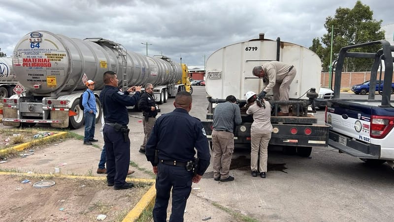 Aseguran en Las Moras pipa abandonada con más de 9 mil litros de gasolina