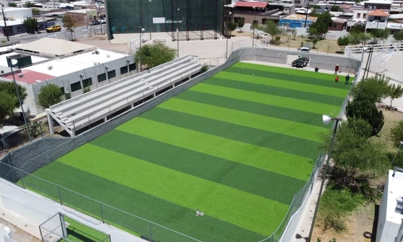 Avanzan trabajos de pasto sintético en cancha de fútbol rápido de la Macroplaza en Delicias