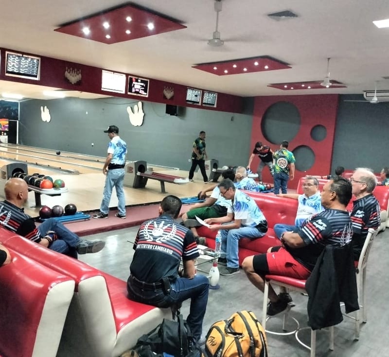 Bol Parral, Coyotes y 'Pollo' García lideran la Liga Comercial de Boliche en Parral