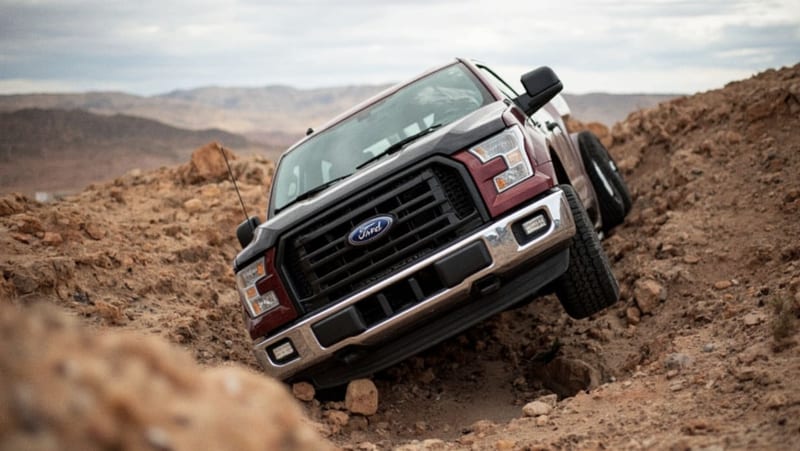 Camioneta Ford F-150 cae a arroyo en la salida a Delicias; ocupantes huyen del lugar