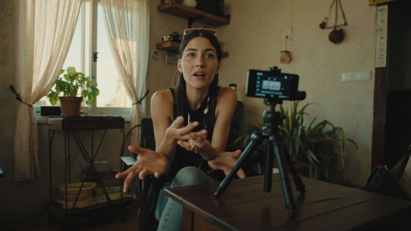 Creadora de contenido grabando un video en una sala de estar de una casa en Delicias