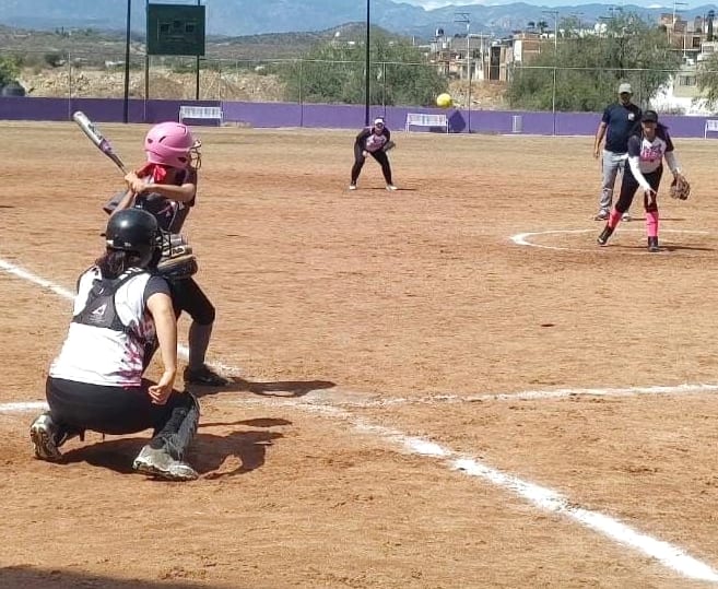 Chato Bustillos-Meny Mora vence al bicampeón en la Liga de Softbol Femenil de Parral