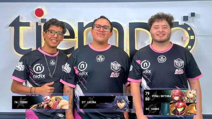 Tres integrantes del equipo chihuahuense Black Desert Combat Club con el jersey del club