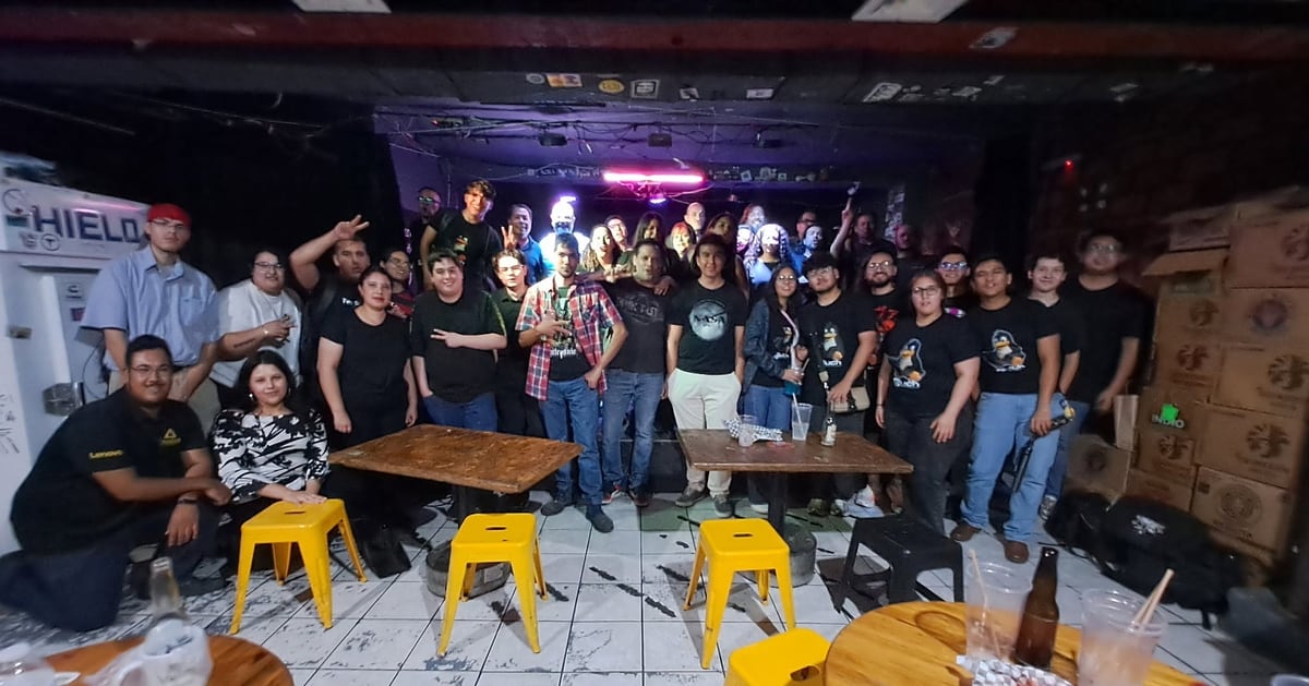 Integrantes y asistentes de GLUCH posan en grupo dentro del Foro Don Burro