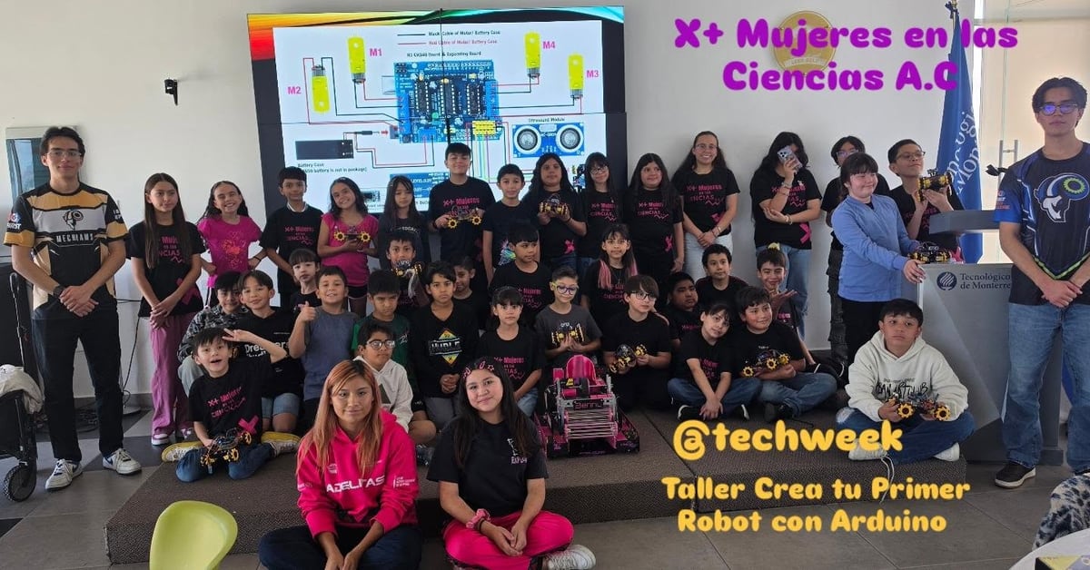 Niñas y niños posan con sus robots de Arduino al terminar el taller de X+ Mujeres en las Ciencias
