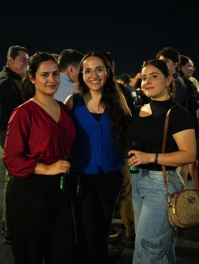 Tres asistentes sonríen en la terraza durante la fiesta de arranque de la Chihuahua Tech Week