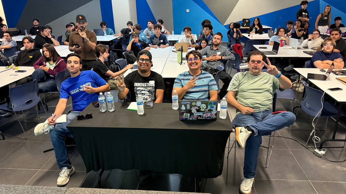 El jurado del Innovathon 2.0 posa frente a los equipos participantes en el Parque Orión