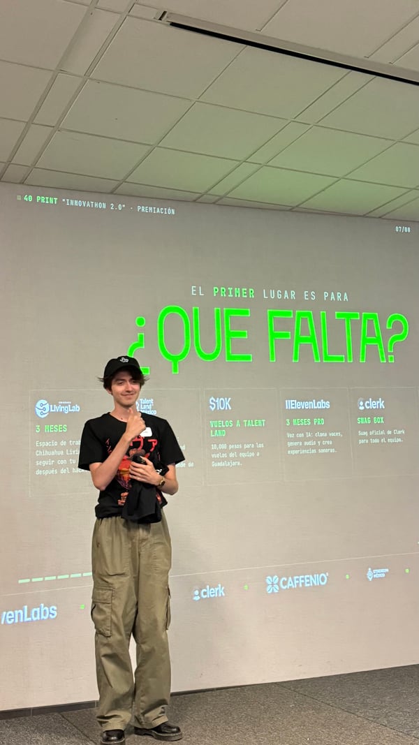Iván Chávez en el escenario frente a la pantalla que anuncia a ¿Qué Falta? como primer lugar