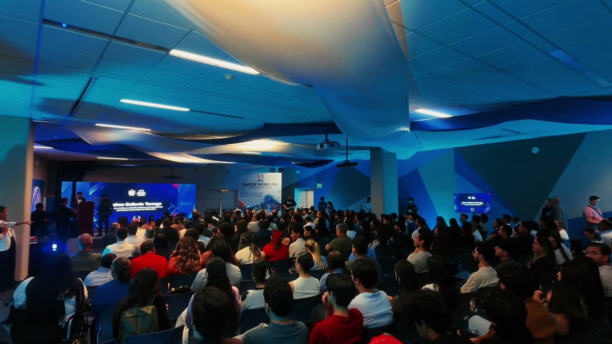 Asistentes llenan el auditorio durante la final regional de la Startup World Cup en Chihuahua