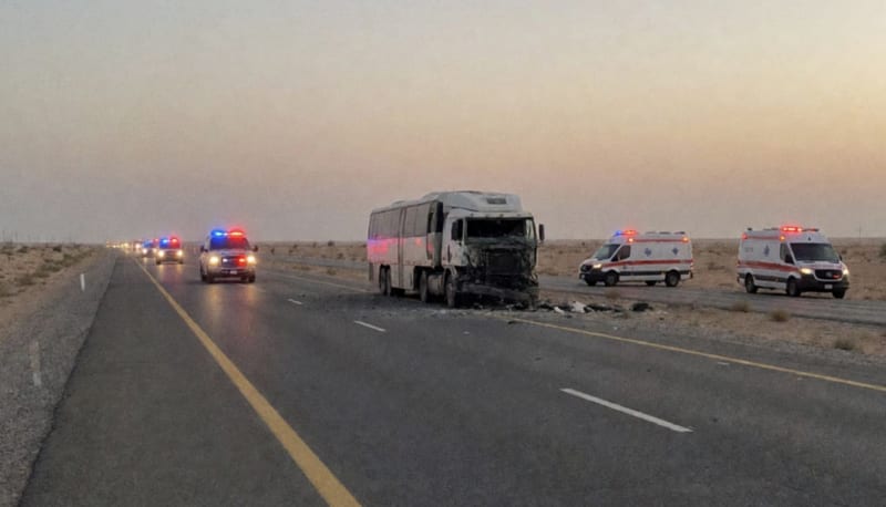 Unidades de emergencia con luces encendidas en una carretera desértica tras el choque de dos vehículos