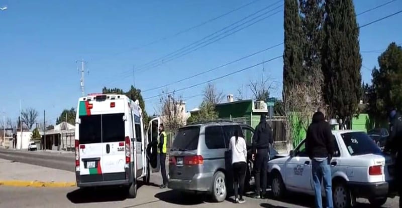 Choque vehicular deja daños materiales en Camargo