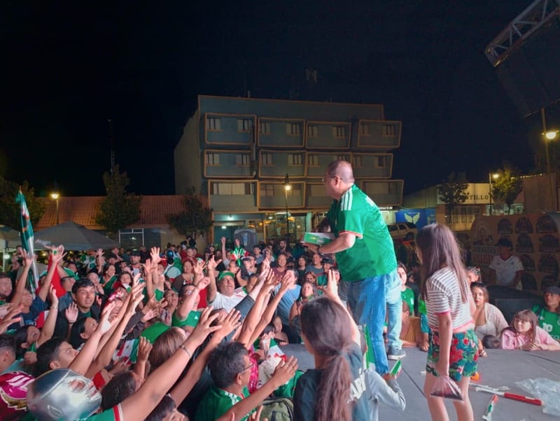 Cientos de familias celebraron en Parral el partido de México en la Plaza de la Identidad