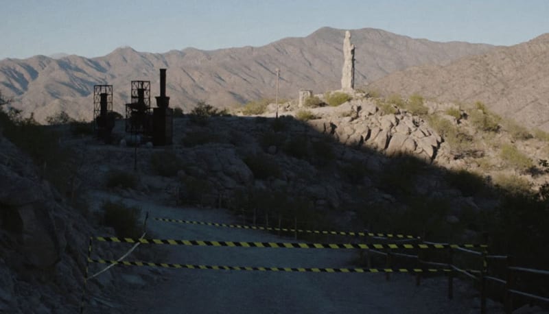 Barrera de precaución en la entrada del mirador con el paisaje desértico de Parral al fondo
