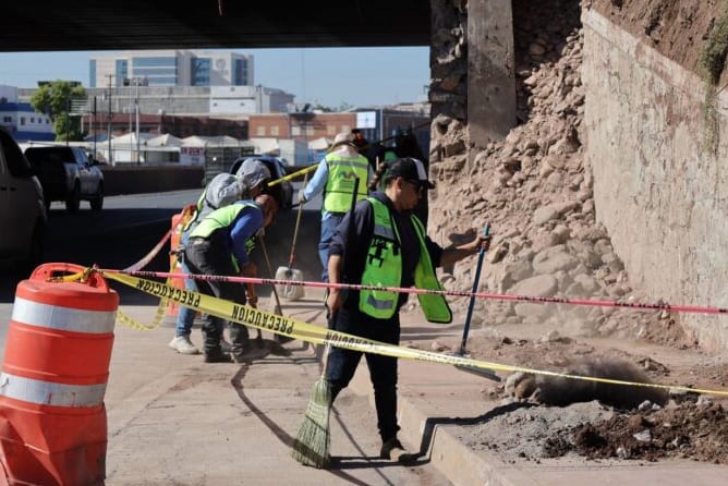Colapso de muro en el trébol de Universidad y Teófilo Borunda: alcalde supervisa daños y alistan reparación