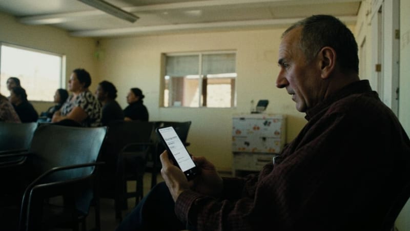 Personas esperando en la sala de espera de una clínica médica en un consultorio de Delicias