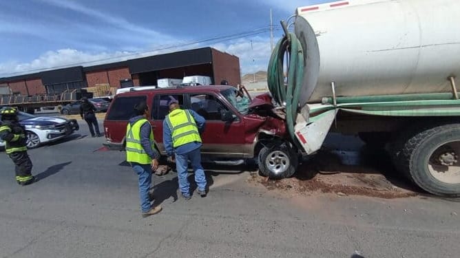 Conductor queda atrapado tras choque por alcance en la carretera Cuauhtémoc-Chihuahua