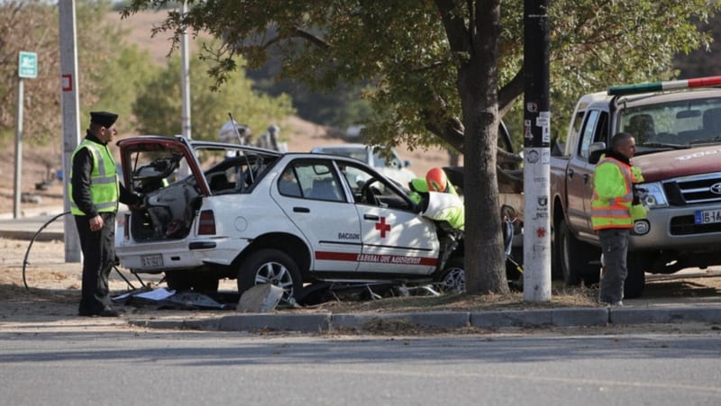 Conductora resulta herida tras choque entre camioneta y auto compacto en Chihuahua