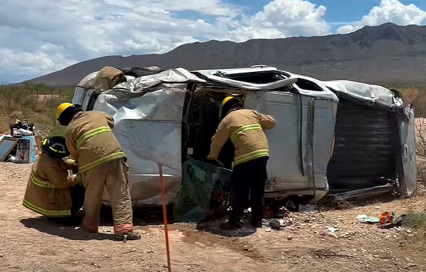 Conductora resulta lesionada al volcarse su camioneta en la carretera a Ojinaga