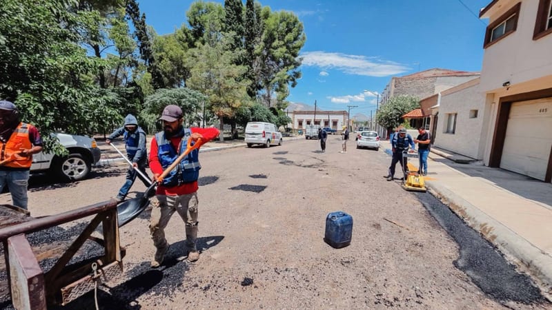 Continúan trabajos de bacheo en Camargo este viernes en múltiples vialidades