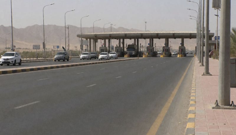 Puente fronterizo prácticamente vacío con carriles desocupados bajo el sol del mediodía