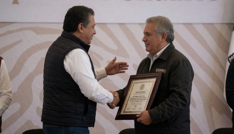 Autoridad municipal entrega reconocimiento a funcionario federal durante ceremonia de honors