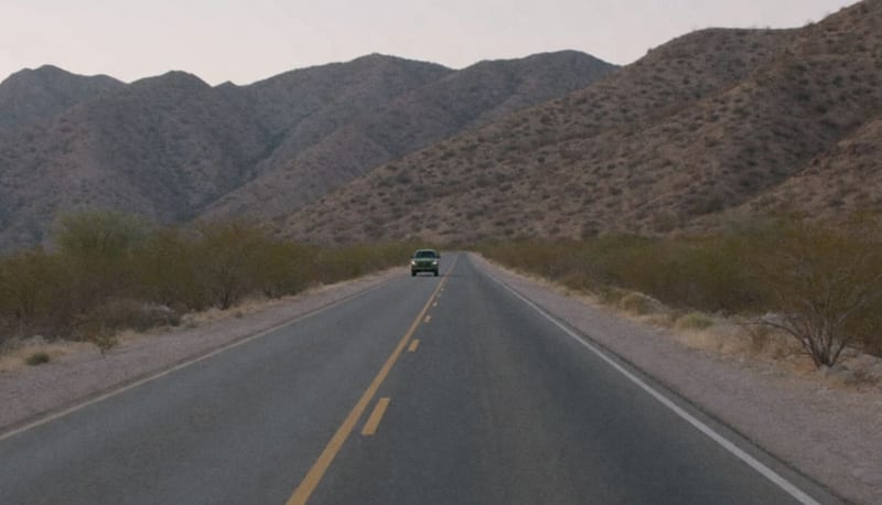 Carretera rural entre cerros en la sierra de Chihuahua al atardecer