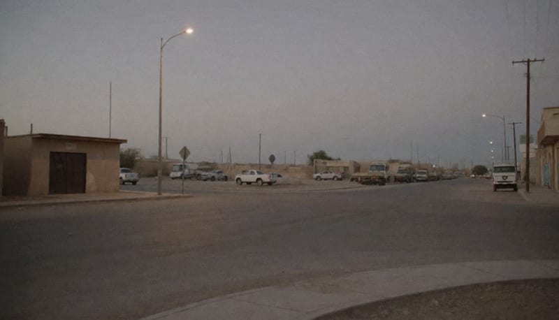 Esquina de una calle en una localidad del noroeste de Chihuahua por la noche