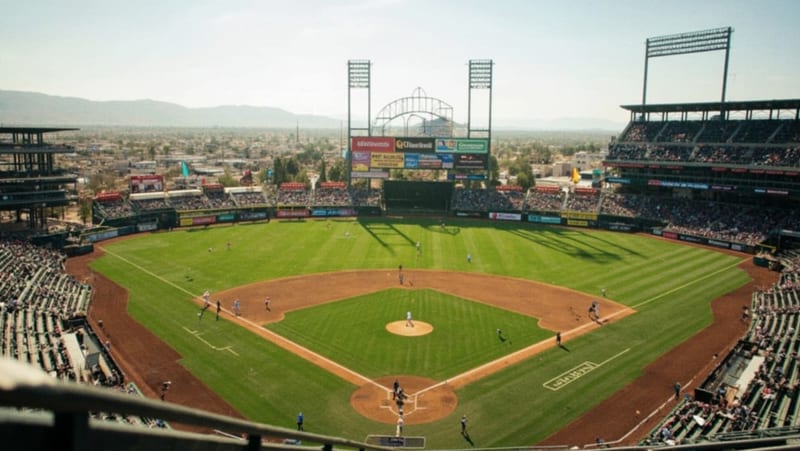 Juego de béisbol en estadio del desierto con equipos en acción durante la tarde