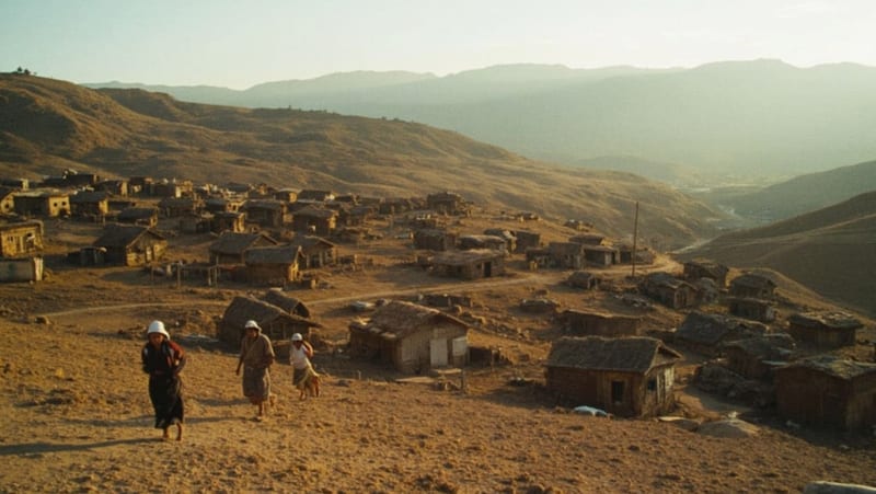 Comunidad indígena dispersa en las montañas áridas de la Sierra Tarahumara sin señales de infraestructura moderna