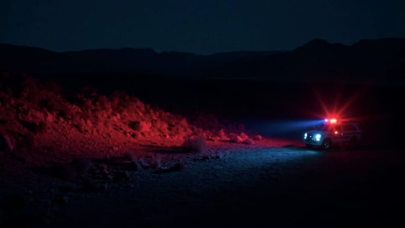 Luces de emergencia iluminando un terreno montañoso durante operativo nocturno en la sierra chihuahuense