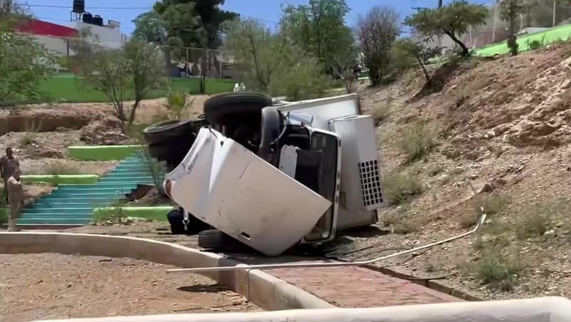Espectacular volcadura: camión cargado de carne termina dentro del campo de béisbol de Parral