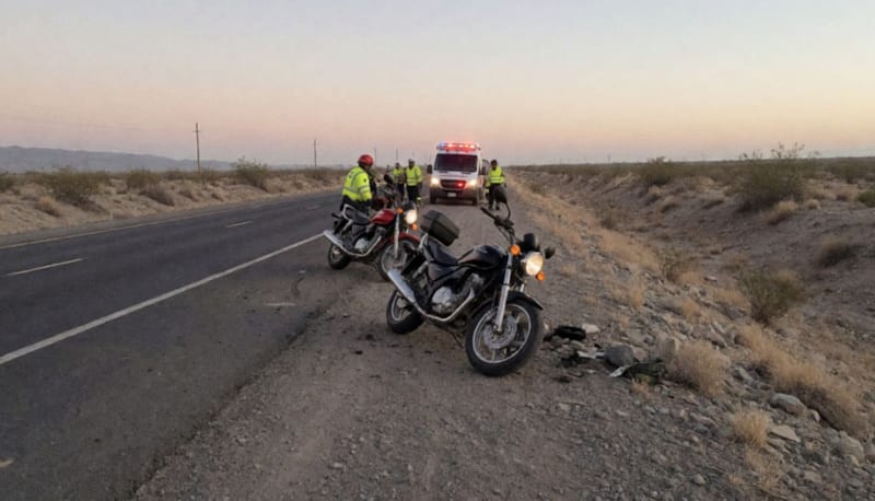 Motocicletas dañadas en el acotamiento de la autopista tras el impacto frontal