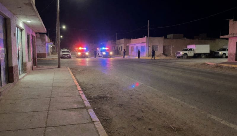 Luces de emergencia iluminando una intersección urbana durante operativo nocturno