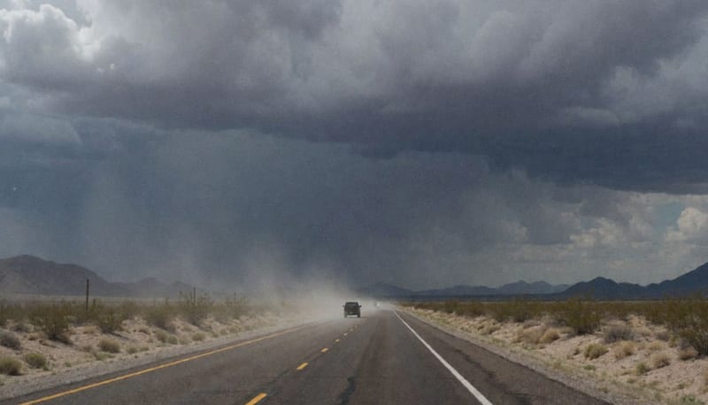 Nubes de tormenta sobre una carretera del desierto de Chihuahua