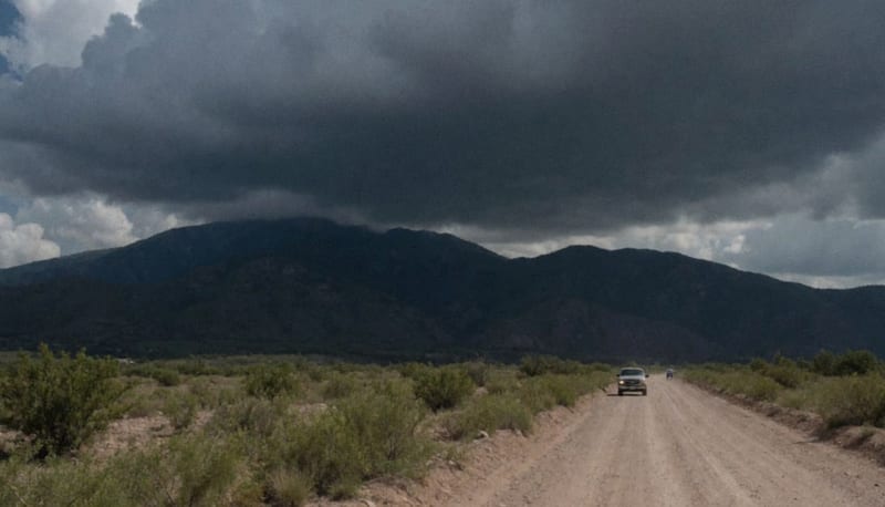Nubarrones de lluvia sobre las montañas del oeste de Chihuahua y un camino de terracería