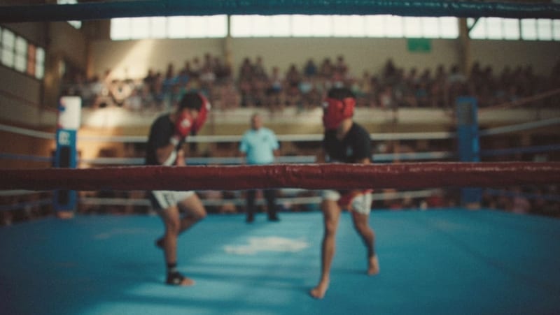 Dos luchadores de muay thai en el ring durante un combate en una competencia deportiva