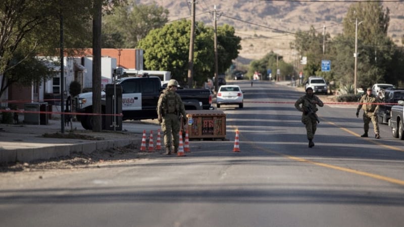 Zona acordonada con conos de seguridad alrededor de un contenedor en una calle residencial de Parral