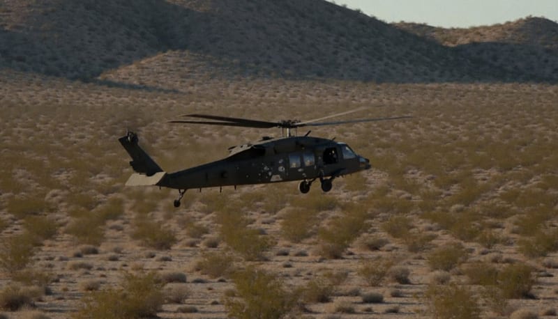 Helicóptero dañado por disparos sobre el desierto de la zona fronteriza de Ojinaga