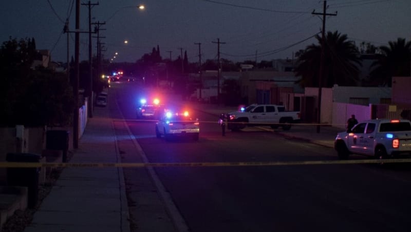 Calle residencial de la colonia Dale acordonada por policías bajo luz de atardecer