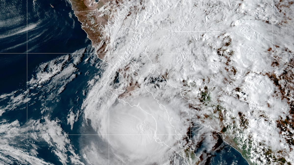 Imagen satelital del huracán Polo sobre Baja California Sur con nubosidad hacia Sonora y Chihuahua