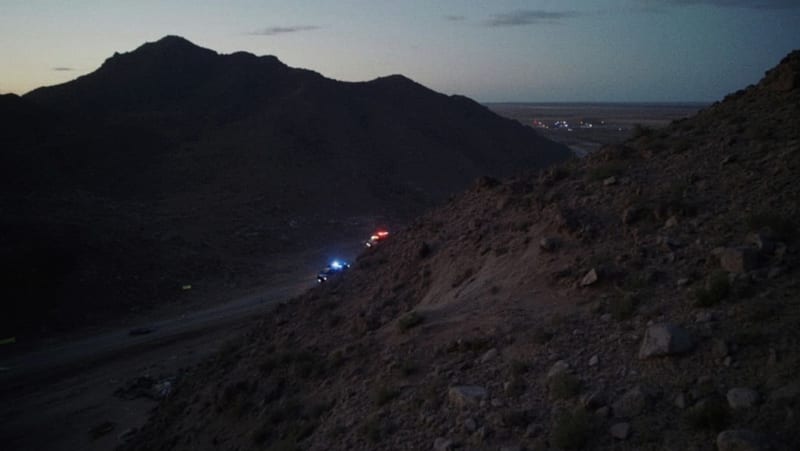 Terreno serrano árido con marcadores de excavación forense y cintas de acordonamiento en la sierra de Casas Grandes