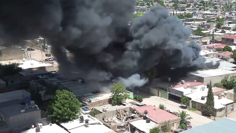Incendio consume fábrica de muebles en Chihuahua; evacúan viviendas cercanas