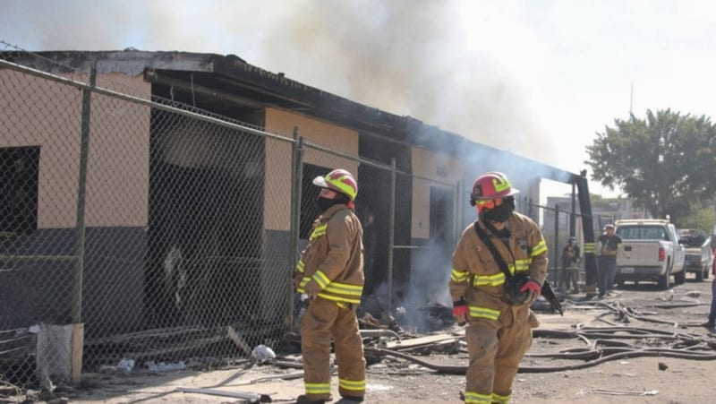 Incendio por falla eléctrica consume un aula en primaria de Parral; no hubo heridos