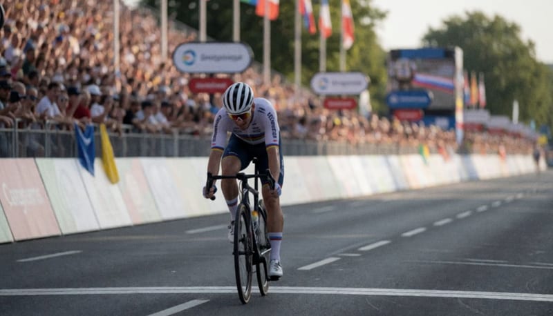 Ciclista mexicano cruzando la meta en una competencia internacional de gran escala