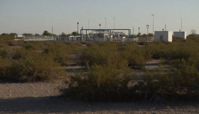 Instalaciones de bombeo de agua con estructura industrial bajo la luz del atardecer en zona desértica