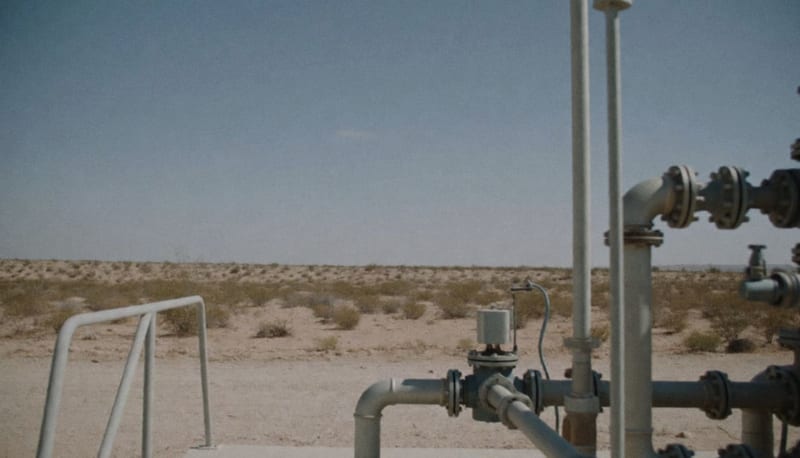 Instalación de bombeo de agua con tuberías metálicas y equipamiento industrial en el desierto de Chihuahua